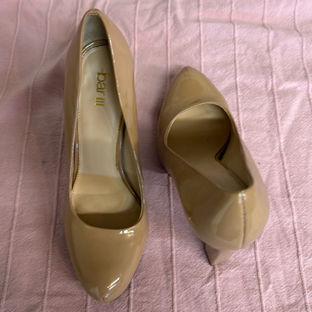 Bar lll Carmel/Tan patent leather heels.